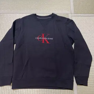 CALVIN KLEIN JEANS 블랙 트레이닝 맨투맨 M 사이즈 속기모