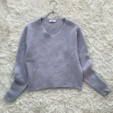 컨디션 최상 뷰티앤유스 최근 모델 헤어리 V넥 니트 울 혼방