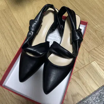 리본 포함 블랙 하이힐 펌프스