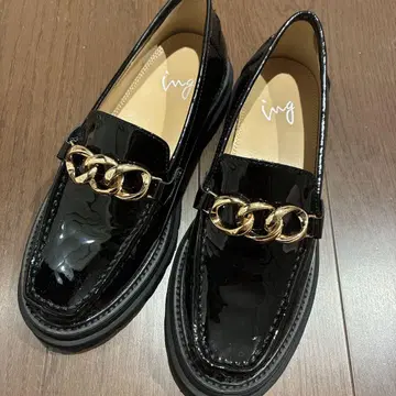 새상품급 블랙 에나멜 통굽 로퍼