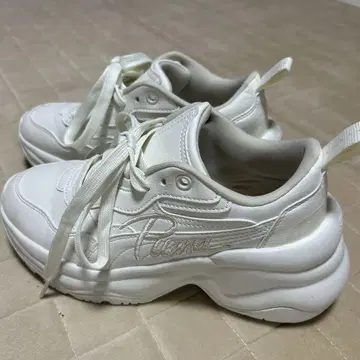 Puma 화이트 스니커즈 통굽
