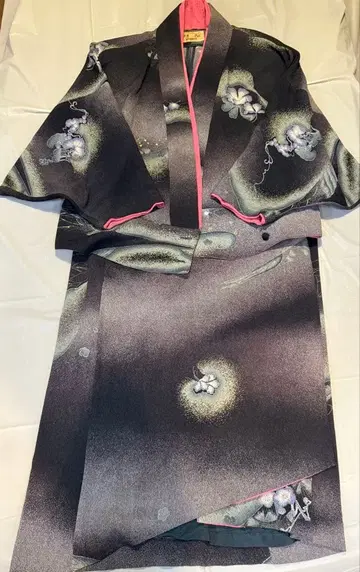 진베이 스타일 블랙과 그레이 꽃무늬 자수