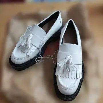 H&M 화이트 프린지 로퍼