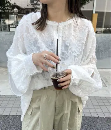 mline 자카드 슬릿 블라우스