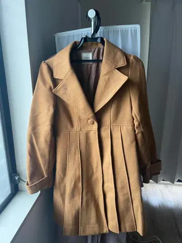 EATME 카멜색 코트
