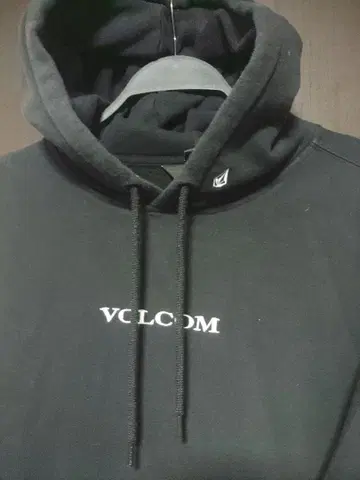 구제 의류 VOLCOM 볼컴 후드티 사이즈 L 블랙 자수 로고