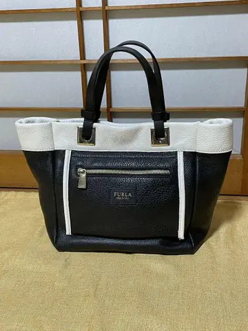 FURLA 가죽 핸드백 블랙과 화이트