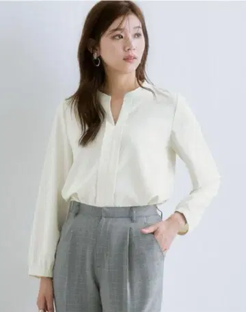 새상품 V넥 블라우스