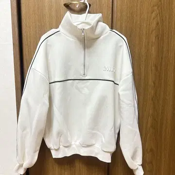 Chico 파이핑 자수 하프 지퍼 맨투맨
