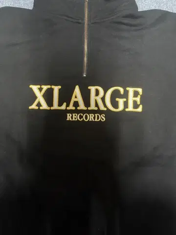 XLARGE RECORDS 하프 지퍼 맨투맨 블랙