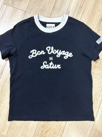 SATUR Bon Voyage 티셔츠
