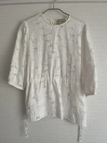 UNITED ARROWS 화이트 자수 오프숄더 상의 블라우스