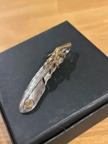 페더 목걸이 탑