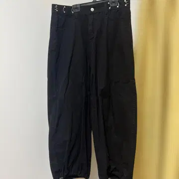 블랙 와이드 팬츠 금장 장식 포함