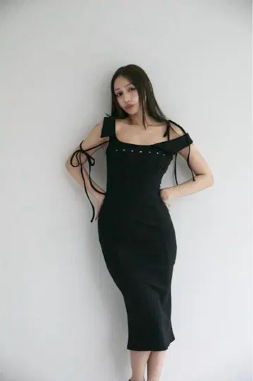 Emily 오프숄더 드레스 블랙