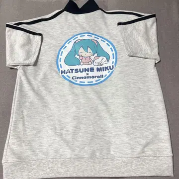 새상품 하츠네 미쿠 시나모롤 콜라보 반팔 후드티 하프 지퍼 M