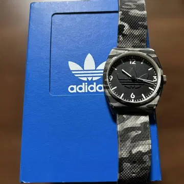 adidas 카모 패턴 블랙 쿼츠 손목시계