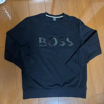 HUGO BOSS 블랙 와펜 로고 맨투맨