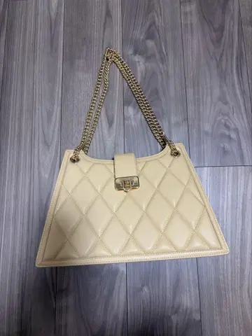 찰스 & 키이스 크레시다 퀼트 트라페즈 체인 백