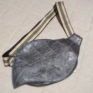 잎 모양 디자인 바디백 그레이