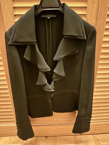 MOGA 프릴 장식 블랙 테일러드 자켓