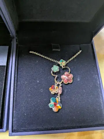 Swarovski 꽃 모티브 목걸이와 귀걸이 세트