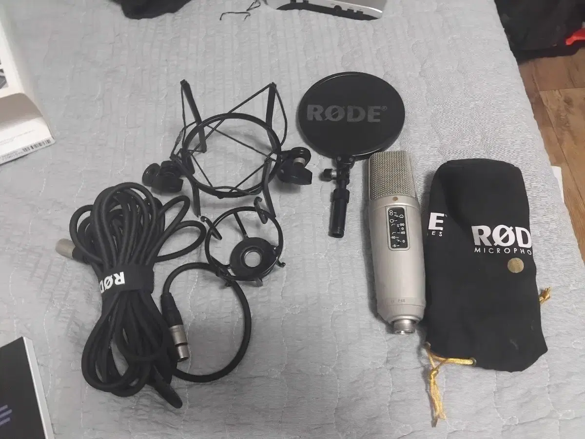 Joytron AM20 Mixer + Microphone Set on Bunjang Global Site.