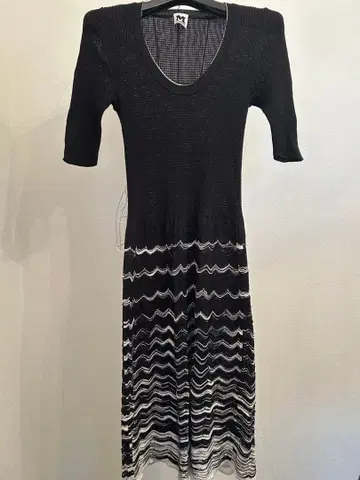 미쏘니 니트 원피스 반팔 블랙과 화이트의 물결 무늬