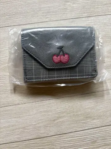 그레이 체크 무늬 체리 자수 3단 폴더형 지갑