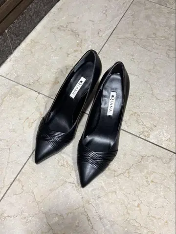 DIANA 블랙 스틸레토 하이힐