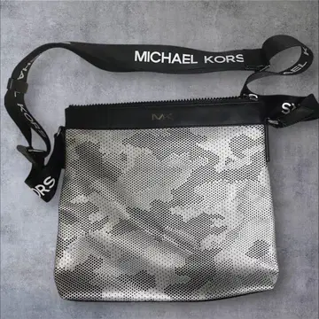 MICHAEL KORS 실버 메쉬 숄더백