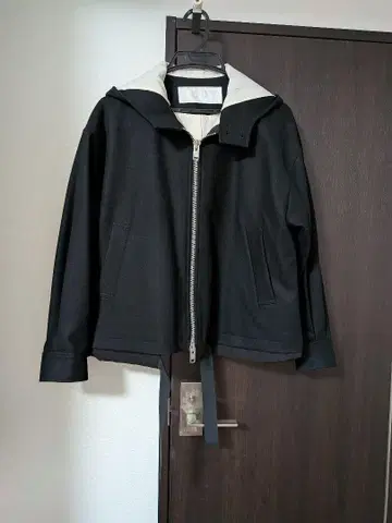 NOOY 후드 부착 블랙 앤 화이트 점퍼