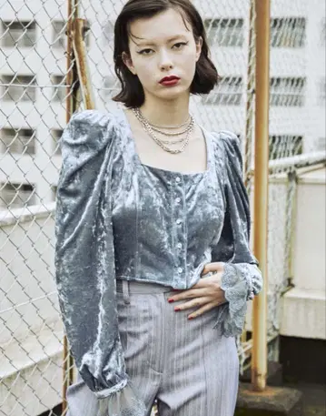 jouetie 스퀘어넥 벨로아 블라우스 블루