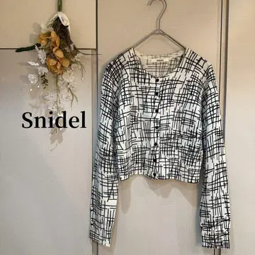 SNIDEL 블랙 화이트 숏 가디건 크롭 니트