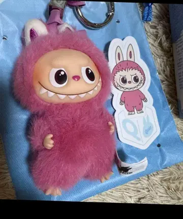 토끼 귀의 핑크 봉제 인형 본체