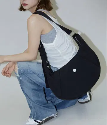마리콴트 원포인트 자수 나일론 숄더백