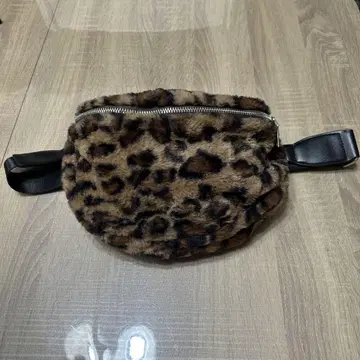 레오파드 무늬 퍼 바디백