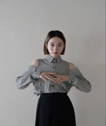 uenui 오픈 숄더 셔츠