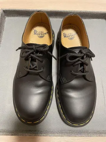 Dr. Martens 3홀