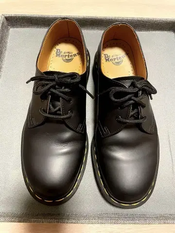 Dr. Martens 3홀