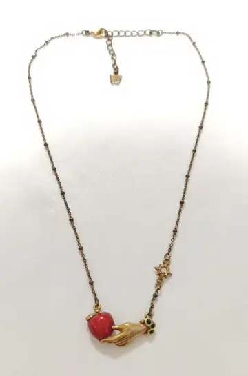 ANNA SUI 안나수이 사과와 손 모티브 목걸이
