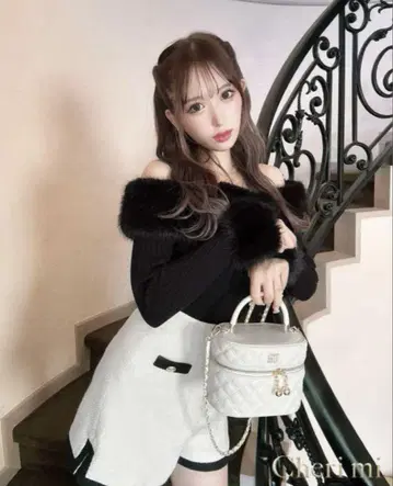 Cherimi 퍼 오프숄더 니트탑 블랙 택 포함 미사용 새상품