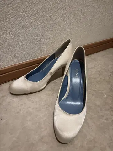BENIR 화이트 새틴 펌프스