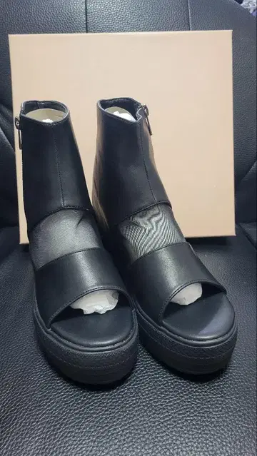 블랙 오픈토 플랫폼 샌들