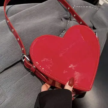 하트형 레드 숄더백