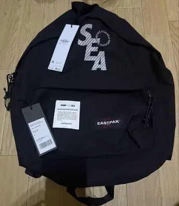 EASTPAK 블랙 백팩 SEA/WIND AND