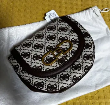 GUESS 로고 숄더백 베이지/브라운 수납 가방 포함