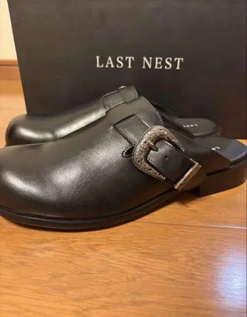 LAST NEST / LEATHER MULE