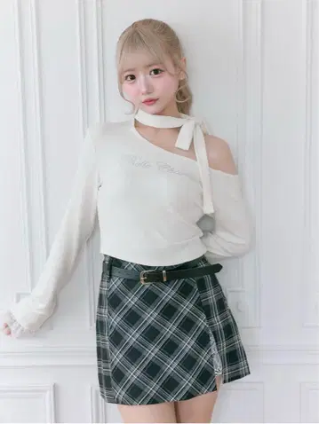 Belle Charme 큐빅 로고 리본 T