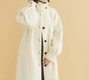 크림색 어반 리서치 오버 사이즈 롱 코트